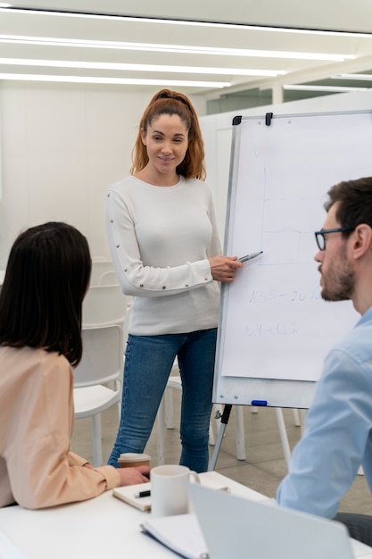 Geschäftsfrau, die eine Präsentation im Büro hält