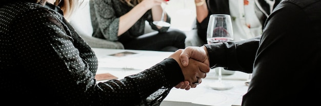 Foto geschäftsfrau, die einem partner die hand schüttelt