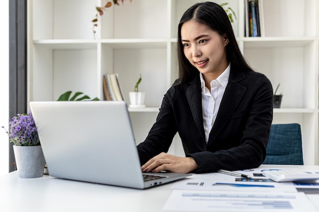 Geschäftsfrau, die Finanzdaten auf Laptop anzeigt, überprüft sie Finanzdaten, um sie zu Treffen mit Geschäftspartnern zu bringen. Konzept des Finanzmanagements des Unternehmens. Überprüfung der Finanzinformationen.