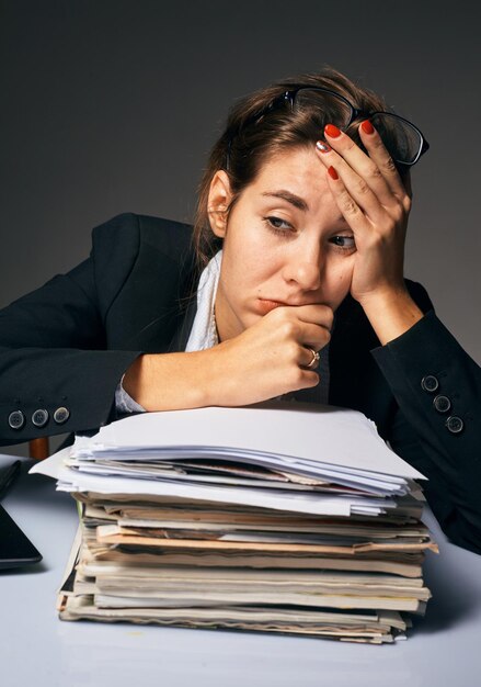 Geschäftsfrau, die hart in einem Büro arbeitet