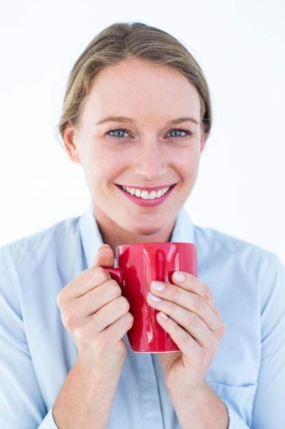 Geschäftsfrau, die ihren Becher und Lächeln hält