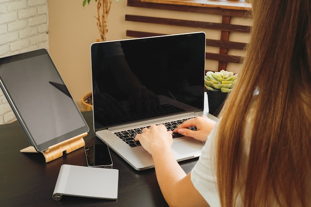 Geschäftsfrau, die ihren Computer in einem Büro oder zu Hause verwendet