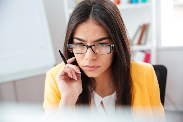 Geschäftsfrau, die im Büro am Computer arbeitet