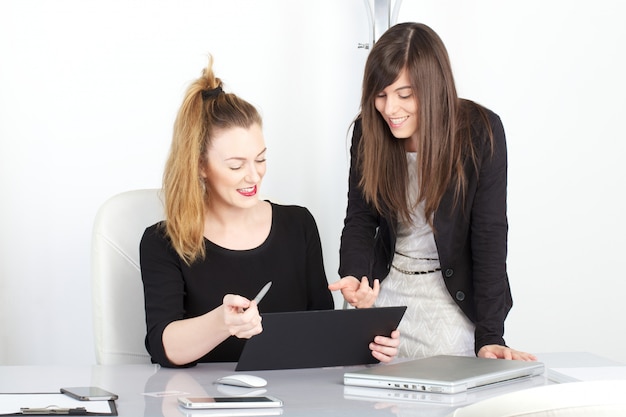 Geschäftsfrau, die im Büro arbeitet