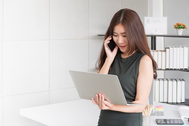 Geschäftsfrau, die im Büro arbeitet
