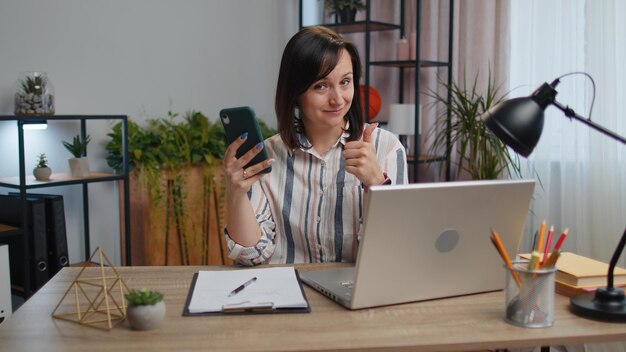 Geschäftsfrau, die im Büro arbeitet