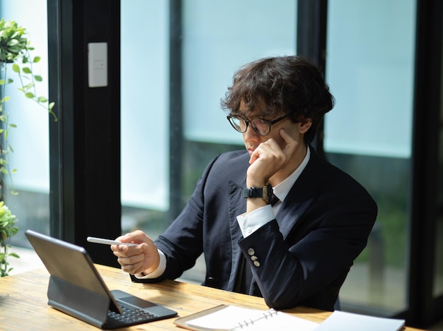 Geschäftsfrau, die im Büro arbeitet