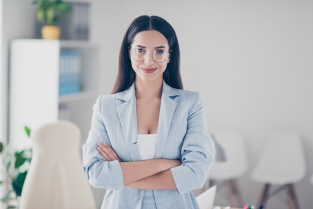 Geschäftsfrau, die im Büro arbeitet