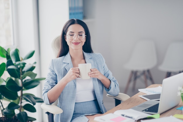 Geschäftsfrau, die im Büro arbeitet