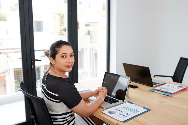 Geschäftsfrau, die im Büro arbeitet