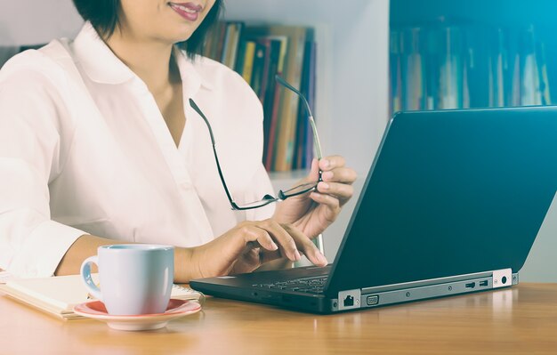 Geschäftsfrau, die im Büro arbeitet