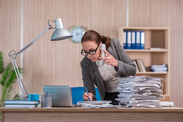 Geschäftsfrau, die im Büro arbeitet