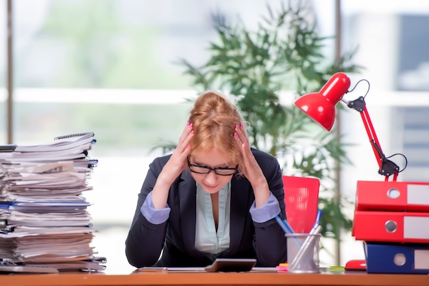 Geschäftsfrau, die im Büro arbeitet