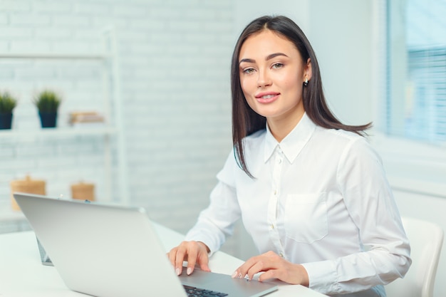 Geschäftsfrau, die im Büro arbeitet