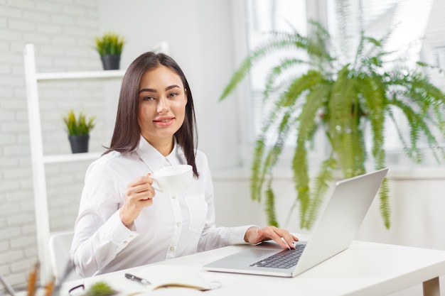 Geschäftsfrau, die im Büro arbeitet