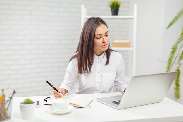 Geschäftsfrau, die im Büro arbeitet