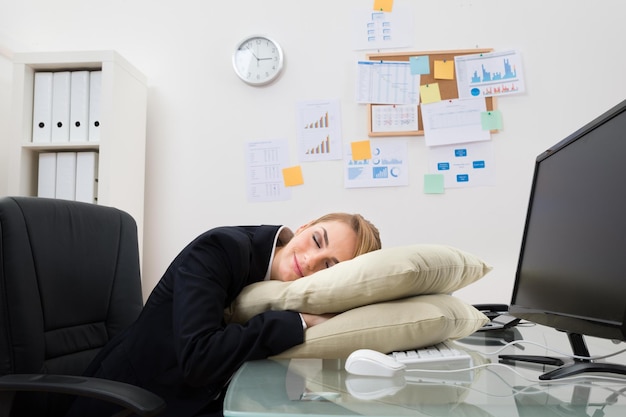 Foto geschäftsfrau, die im büro schläft