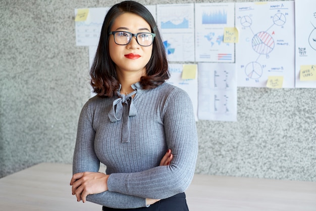 Geschäftsfrau, die im Büro steht