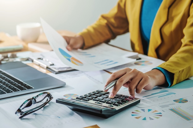Geschäftsfrau, die im Finanz- und Buchhaltungswesen arbeitet Analysieren Sie Finanzbudget im Büro