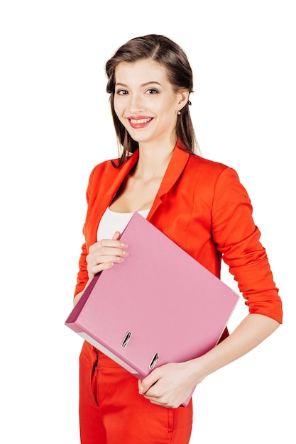 Geschäftsfrau, die im roten Anzug trägt und einen rosa Ordner lokalisiert auf weißem Hintergrund hält Geschäftstechnologie- und -personenkonzept