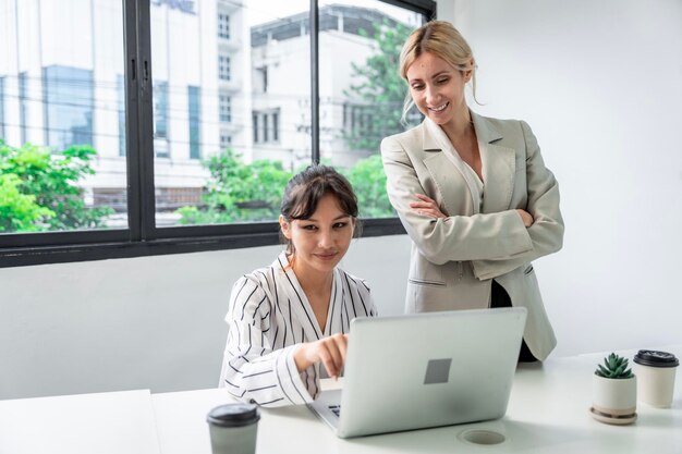 Geschäftsfrau, die im Unternehmen mit Kollegen spricht, Teamarbeit