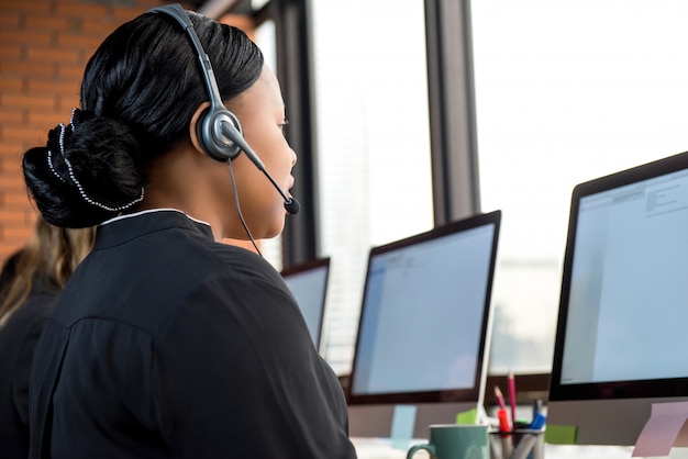 Foto geschäftsfrau, die in call-center arbeitet