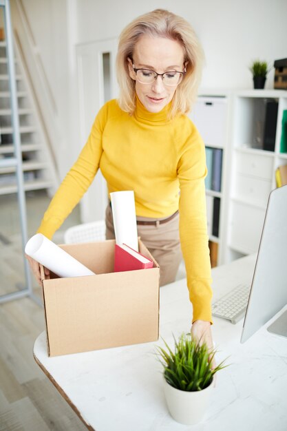 Geschäftsfrau, die Job kündigt