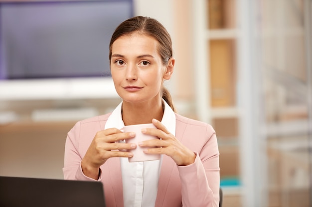 Geschäftsfrau, die Kaffee trinkt