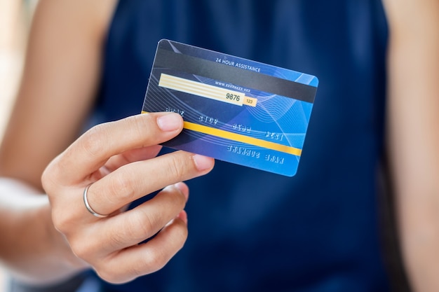 Geschäftsfrau, die Kreditkarte, Online-Zahlung hält