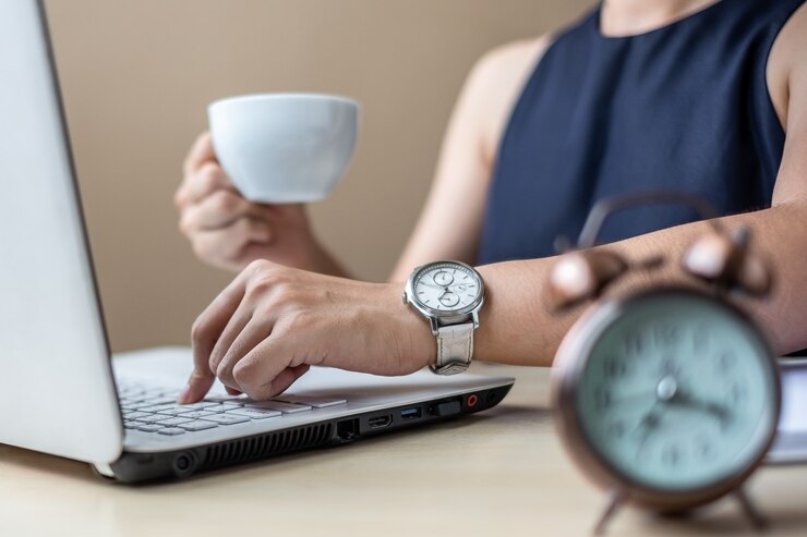Foto geschäftsfrau, die laptopanalyse-marketingplan verwendet und kaffee trinkt