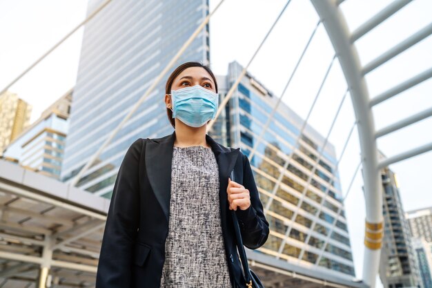 Geschäftsfrau, die medizinische Maske trägt