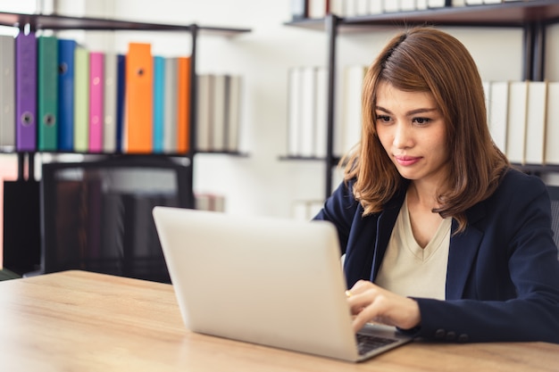 Geschäftsfrau, die mit Computerlaptop arbeitet.