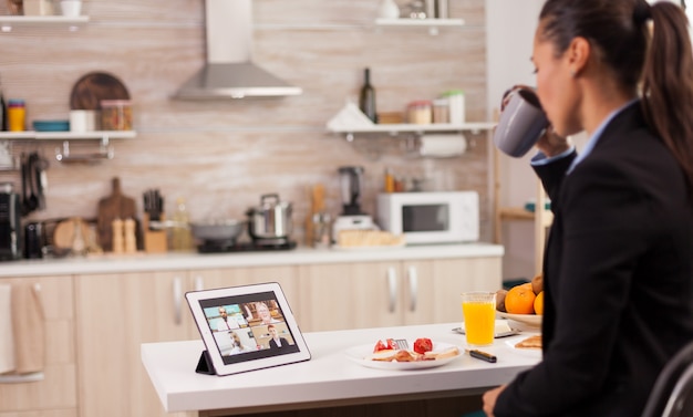 Geschäftsfrau, die morgens ein Online-Meeting hat