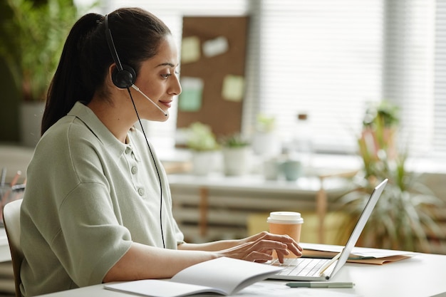 Geschäftsfrau, die online am Laptop arbeitet