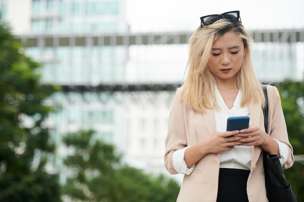 Geschäftsfrau, die Smartphone überprüft