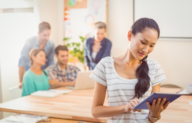 Geschäftsfrau, die Tablette im Büro verwendet