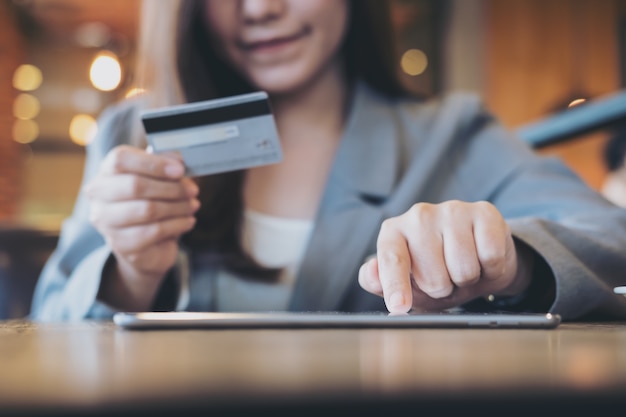 Geschäftsfrau, die Tabletten-PC und -Kreditkarte verwendet