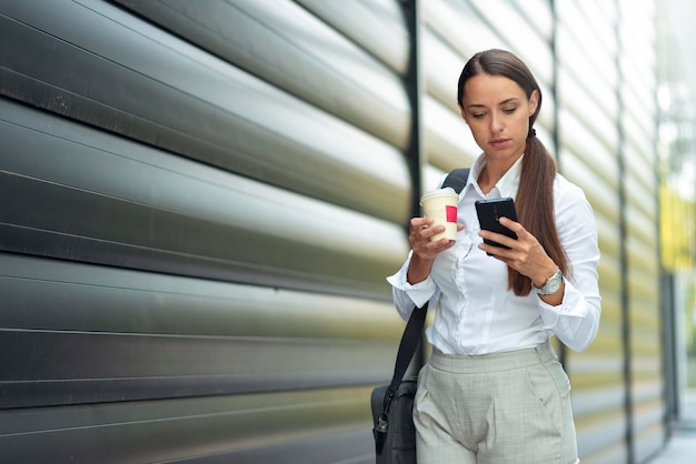 Geschäftsfrau, die Telefon verwendet, um Nachricht zu lesen