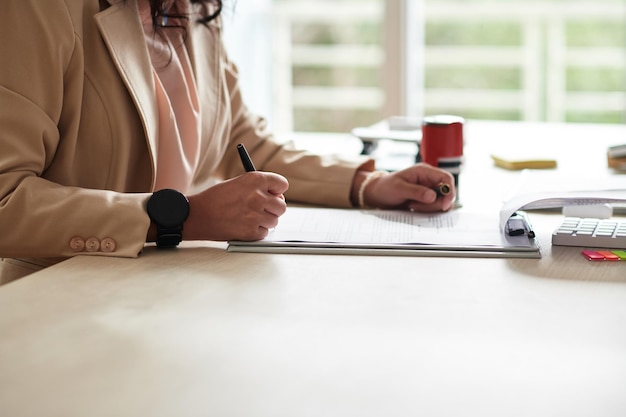 Geschäftsfrau, die Vertrag im Büro unterzeichnet