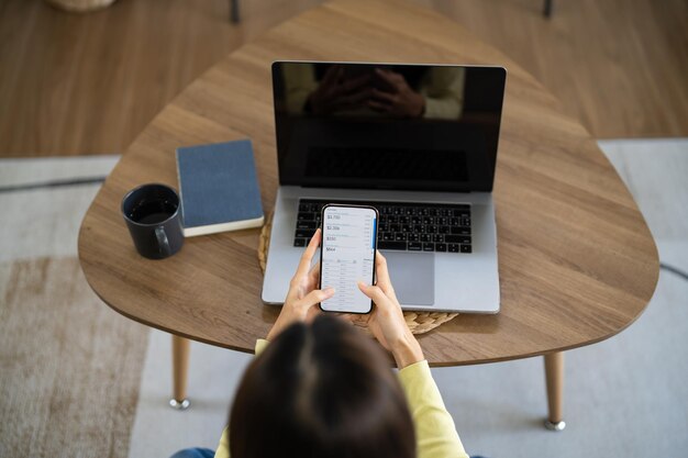 Geschäftsfrau, die von zu Hause aus arbeitet, arbeitet online auf dem Laptop