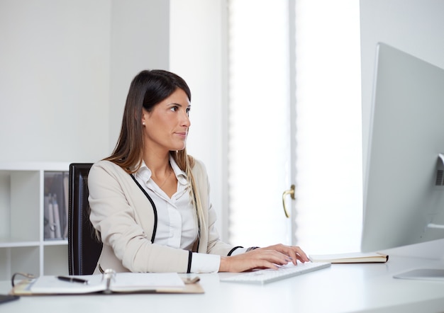 Geschäftsfrau, die zu Hause Büro arbeitet