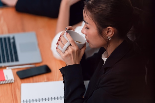 Geschäftsfrau diskutiert Strategie für Konzept der Harmonie im Büro mit Kaffee