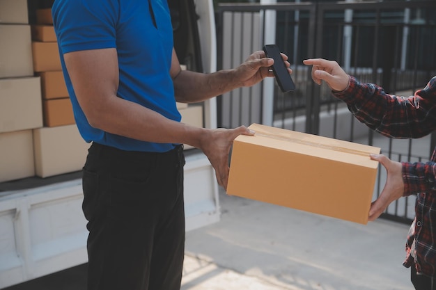 Geschäftsfrau gründet Kleinunternehmer KMU-Erfolg freiberufliche Frau, die zu Hause mit Online-Paketzustellung KMU und Verpackungslieferkonzept arbeitet