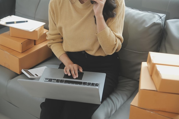 Geschäftsfrau gründet Kleinunternehmer KMU-Erfolg freiberufliche Frau, die zu Hause mit Online-Paketzustellung KMU und Verpackungslieferkonzept arbeitet