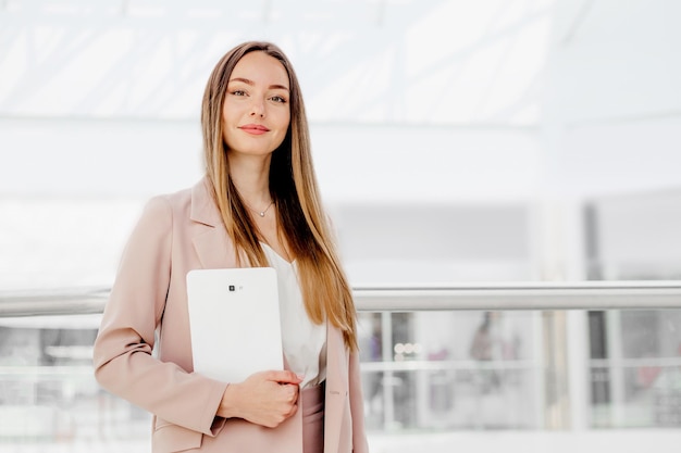 Geschäftsfrau hält digitales Tablet im Business Center