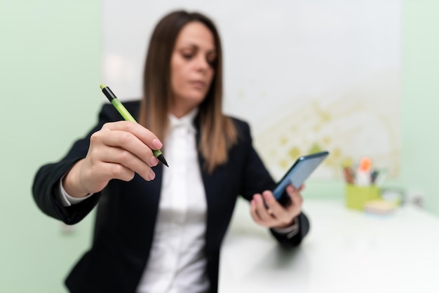 Geschäftsfrau hält Tablet und zeigt wichtige Informationen mit Stift in der Hand Frau zeigt aktuelle Updates Executive zeigt späte Erfolge an