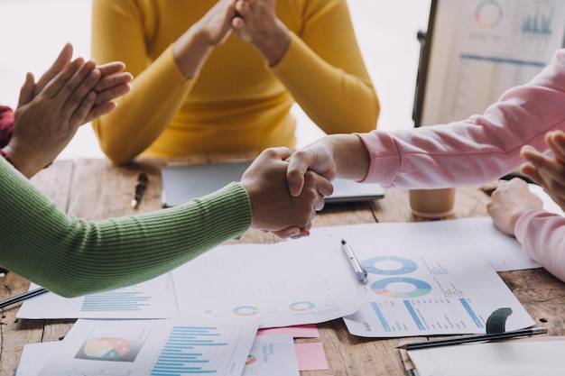 Geschäftsfrau-Handshake und Geschäftsleute Erfolgreiches Business-Handshake-Konzept