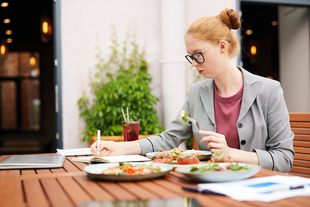 Geschäftsfrau hat ein Geschäftsessen im Café