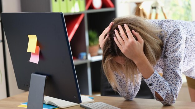 Geschäftsfrau hat im Geschäft einen Fehler gemacht und macht im Büro eine weibliche Managerin durch