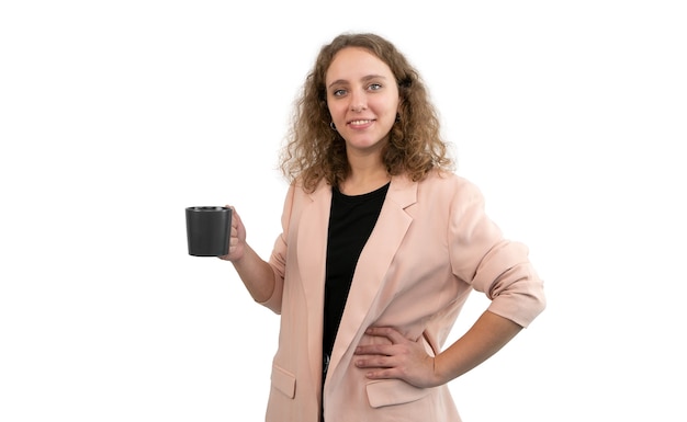 Foto geschäftsfrau im anzug, die eine tasse kaffee lokalisiert auf weiß hält